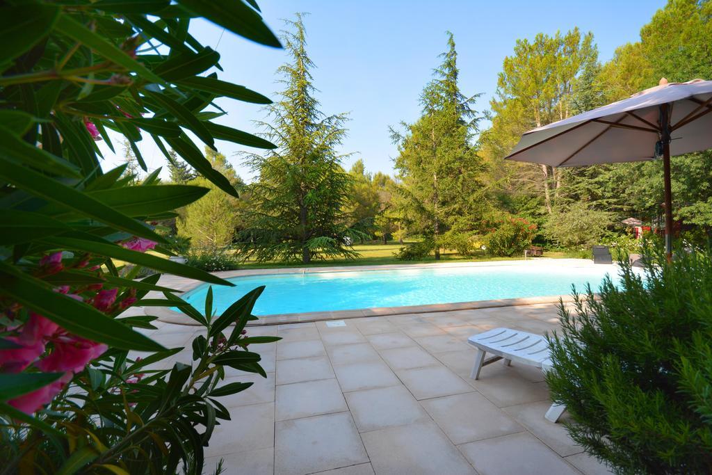Le Mas De Trevouse Saint-Saturnin-les-Avignon ภายนอก รูปภาพ